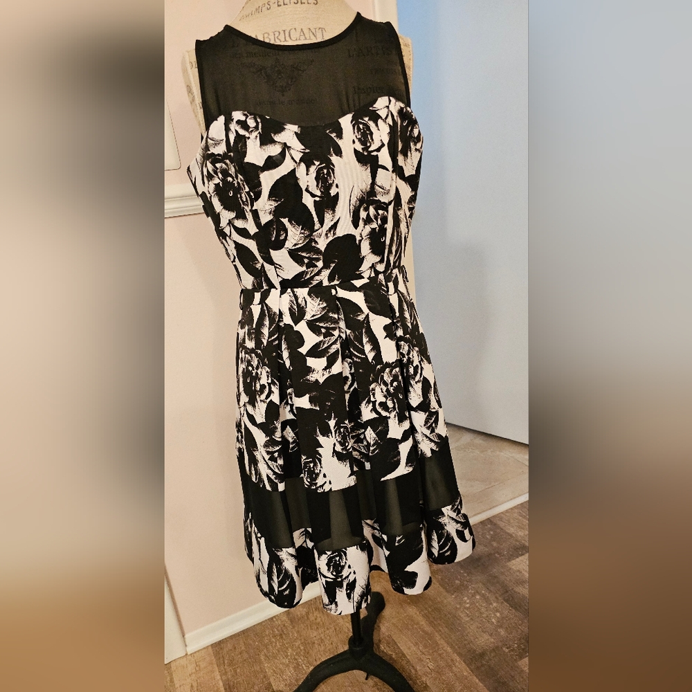 White House Black Market Black and White Floral Dress